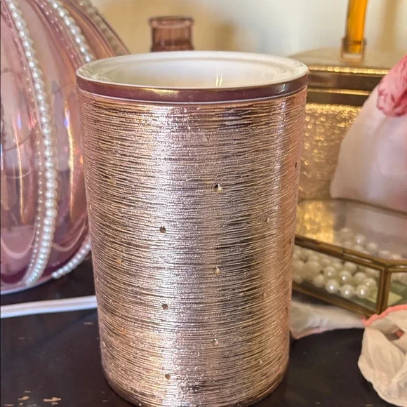 Elegant Scentsy Rose Gold wax warmer - Picture 3 of 5